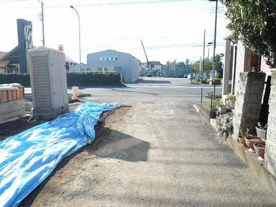 Local photos, including front road. Frontal road