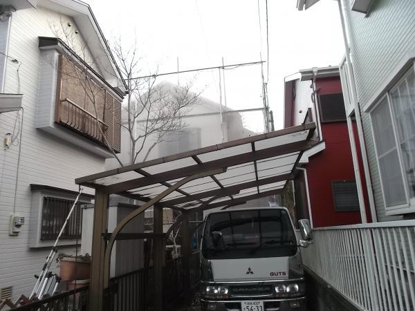 Local appearance photo. Parking spaces are there two but is a column! 
