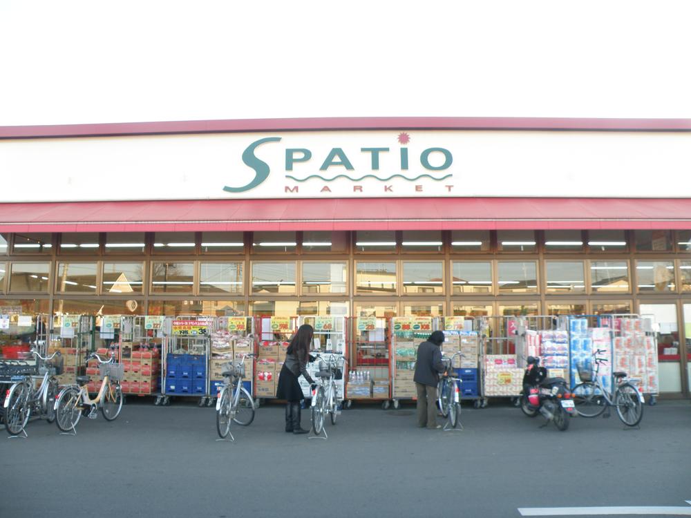 Shopping centre. Es patio