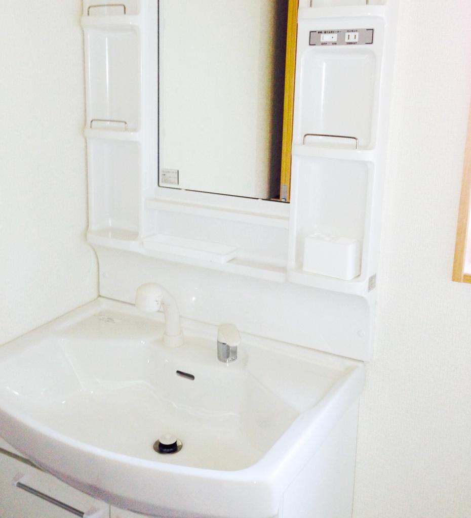 Wash basin, toilet. ・ Do not use a heater, The entire surface of fog not mirror → electric bill zero, Worry of forgetting to turn off is also unnecessary ・ Stylish tray, such as hard to break artificial marble balls cosmetic accessories is definitive