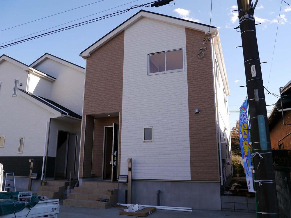 Local appearance photo. It is recommended a slow life in the direction of choice in a leafy quiet residential area. Solar power generation systems equipped with housing.