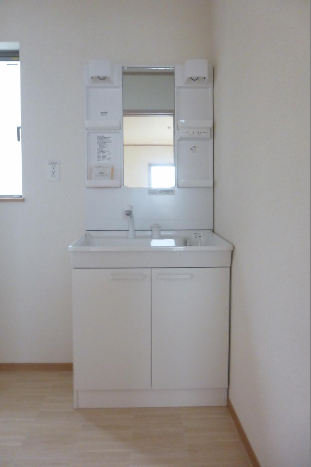 Wash basin, toilet. Washbasin with shower