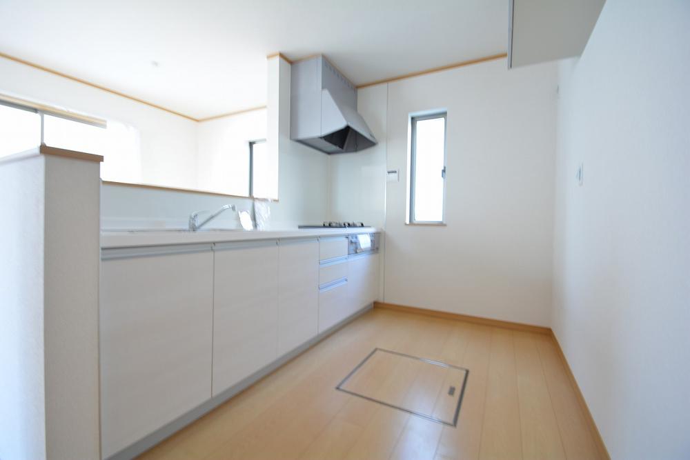 Kitchen. Face-to-face kitchen, you can enjoy a conversation with your family while cooking