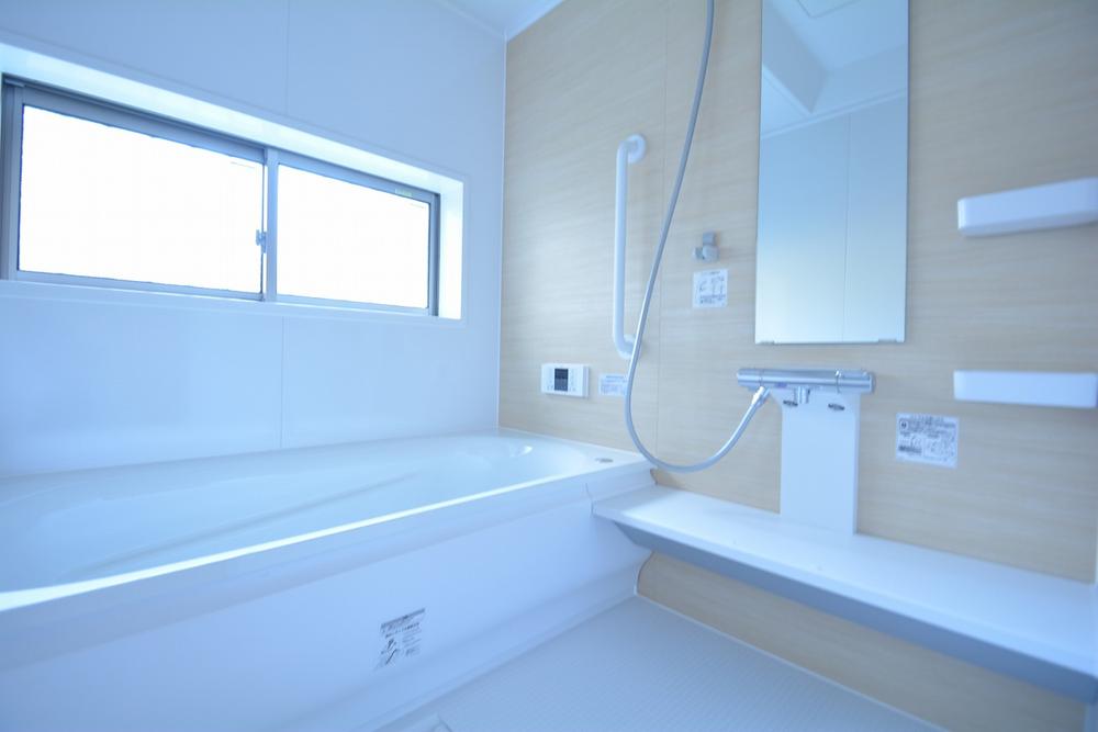 Bathroom. Extend the legs in a large bath of Hitotsubo size, Please take your tired of the day