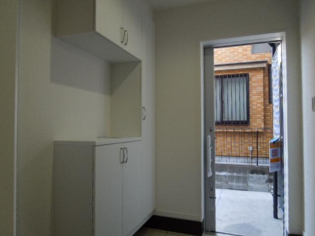 Entrance. Indoor (11 May 2013) Shooting