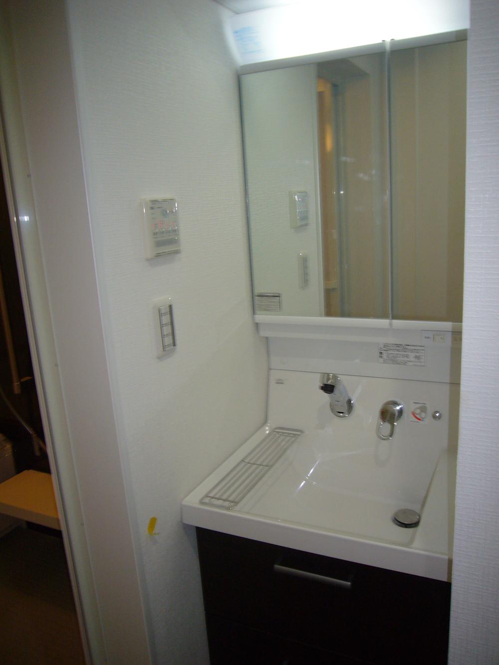 Wash basin, toilet. Indoor (11 May 2013) Shooting