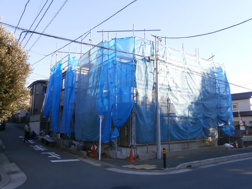 Local photos, including front road. Local (12 May 2013) Shooting Since the corner lot that there is also a feeling of freedom.