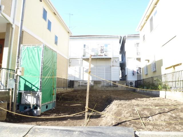 Local photos, including front road. Selling local