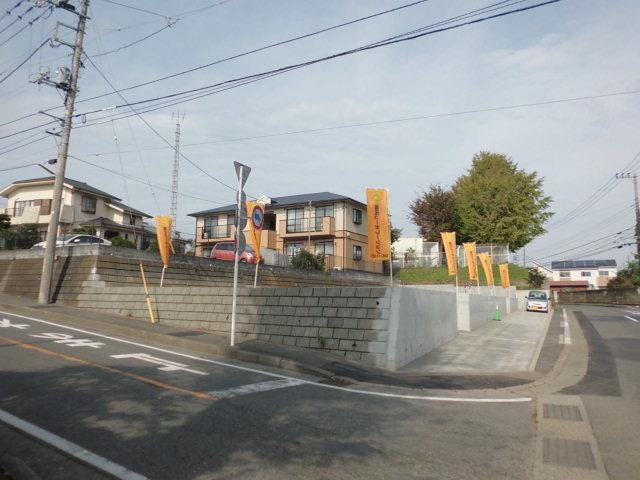 Local photos, including front road. Local (11 May 2013) Shooting