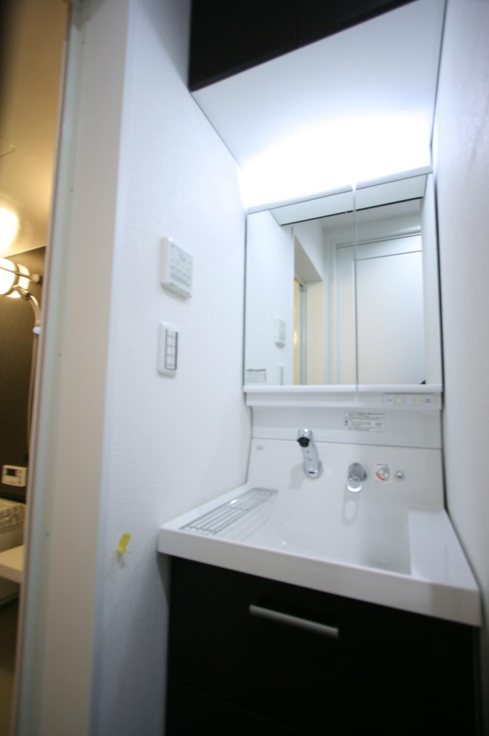 Wash basin, toilet. Indoor (12 May 2013) Shooting