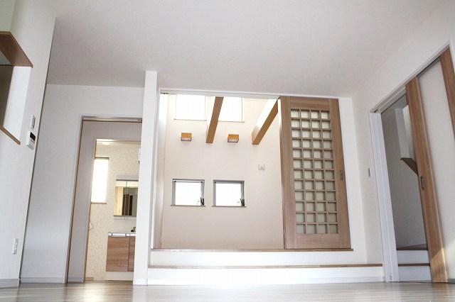 Non-living room. Space full of light and airy with a blow. Doors and beams of the grid has to produce a design. If it opens the border of the door of the LD, You can also use to communicate with the first floor from the second floor of the room window. No.C Building.