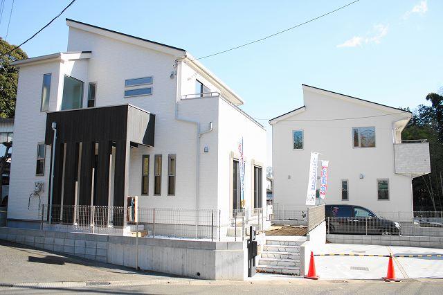 Local photos, including front road. All 3 households of subdivision of the front road 4.5m + garden and parking is good per yang plenty of take on the south side.