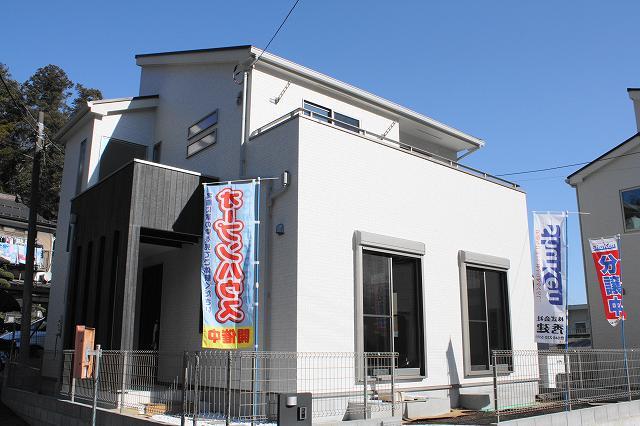 Local appearance photo. Commercial facilities aligned convenience of the bus about 8 minutes until "Ebina Station" and walk about 6 minutes good local.