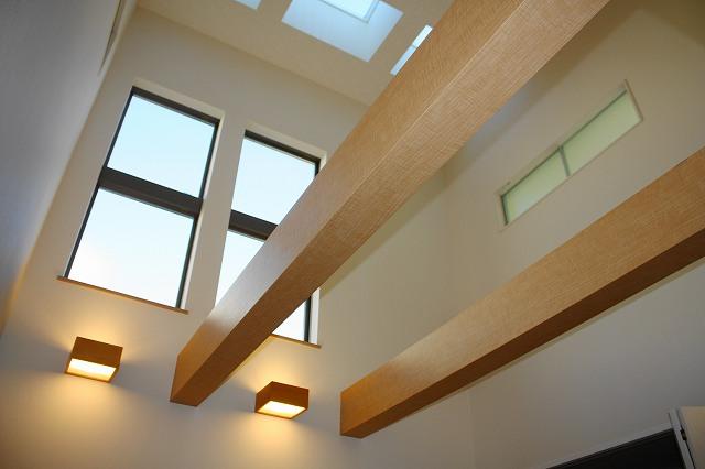 Non-living room. In making with a view of the atrium and the beam, It is a Japanese-style room of stylish No.C Building. Lighting and window glass is turned to accent, Leisurely relax likely.