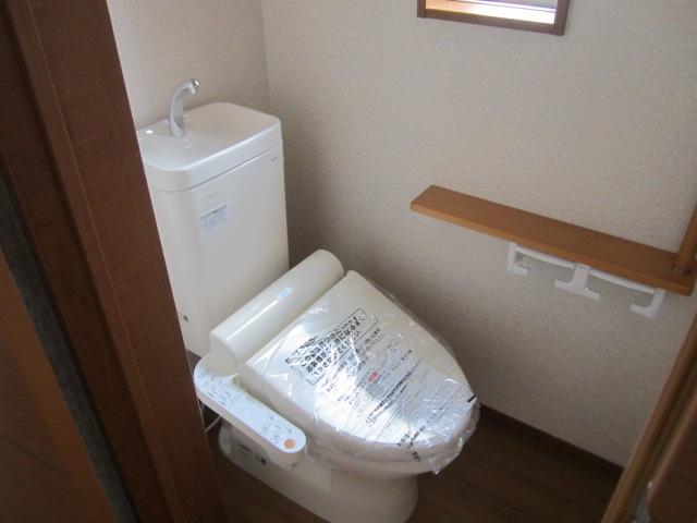 Toilet. 4 Building toilet