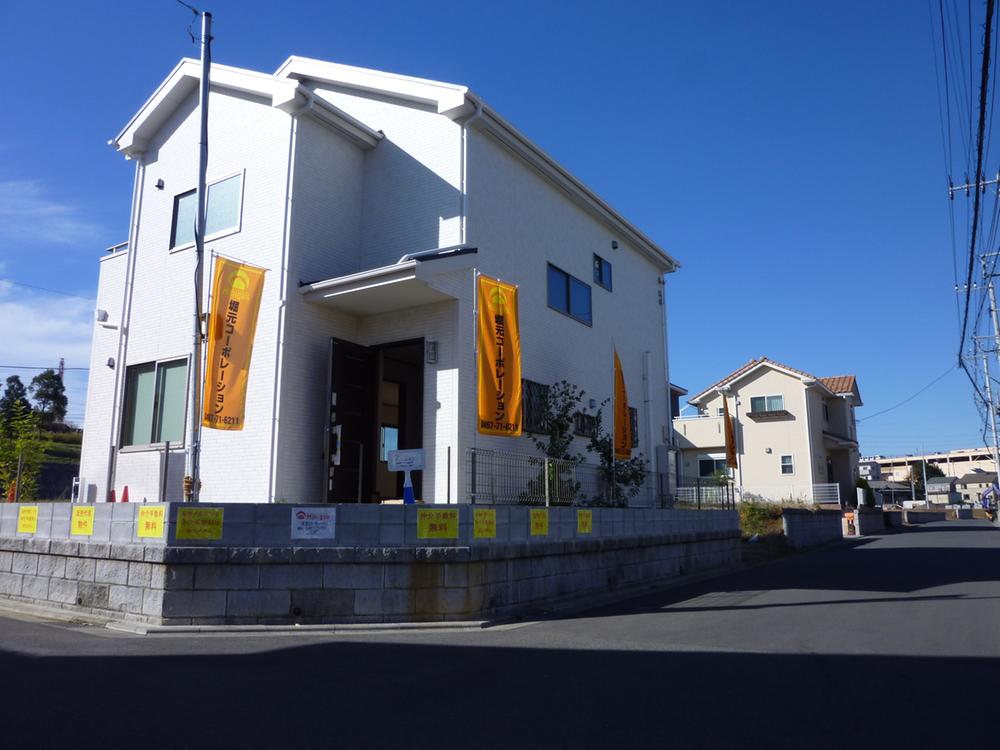 Local photos, including front road. Planting, Exterior construction in local (December 2, 2013) Shooting