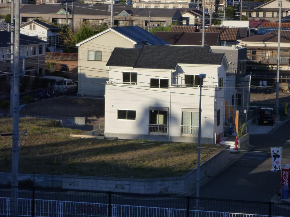 Hill photo. All rooms southwestward ・ Two-sided balcony Feeling of freedom is preeminent. Local (December 2, 2013) Shooting