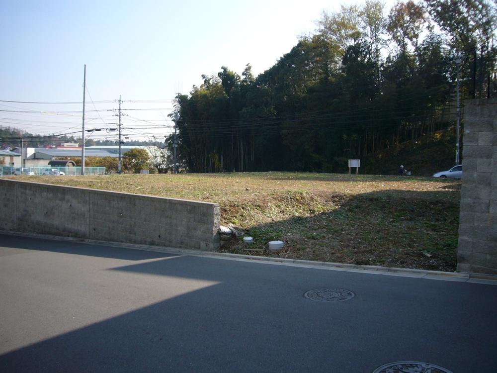 Local land photo. Local (12 May 2013) shooting north car space