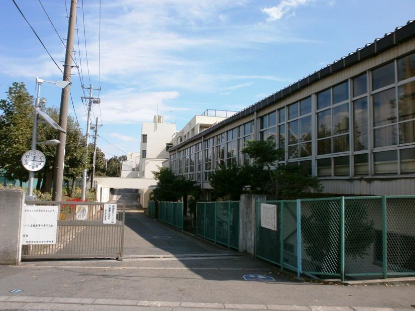 Primary school. 832m to the stand elementary school Ayase City North