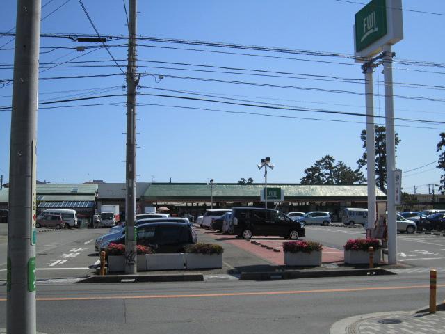 Supermarket. Fuji Super Tsurumine shop