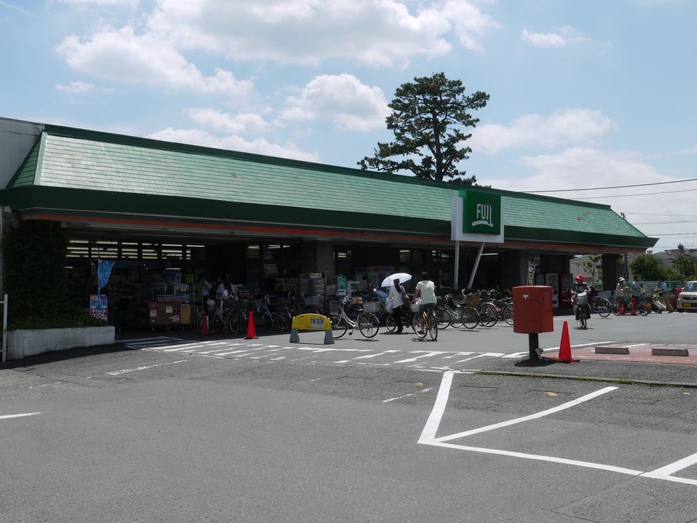 Supermarket. Fuji Tsurumine 912m to shop
