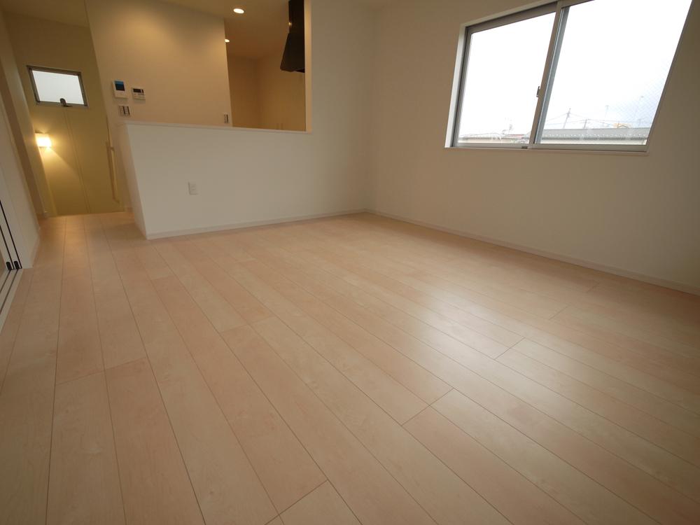 Living. East adjacent land because of production green space, Sunshine is good (11 May 2013) Shooting