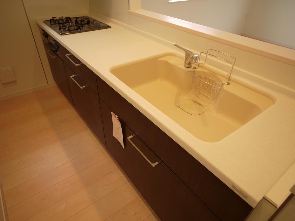 Kitchen. Artificial marble work top, Scratch hard marked with marble sink adopted (November 2013) Shooting