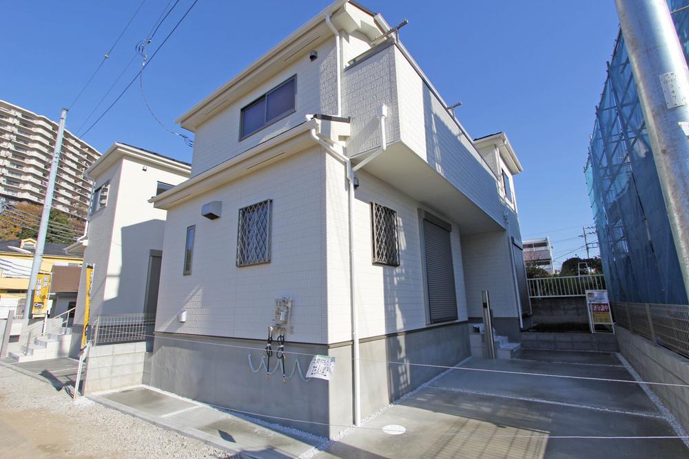 Local photos, including front road. Local (12 May 2013) Shooting Building 2 Was outside structure completed.