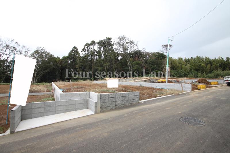 Local photos, including front road. Local (11 May 2013) Shooting B compartment