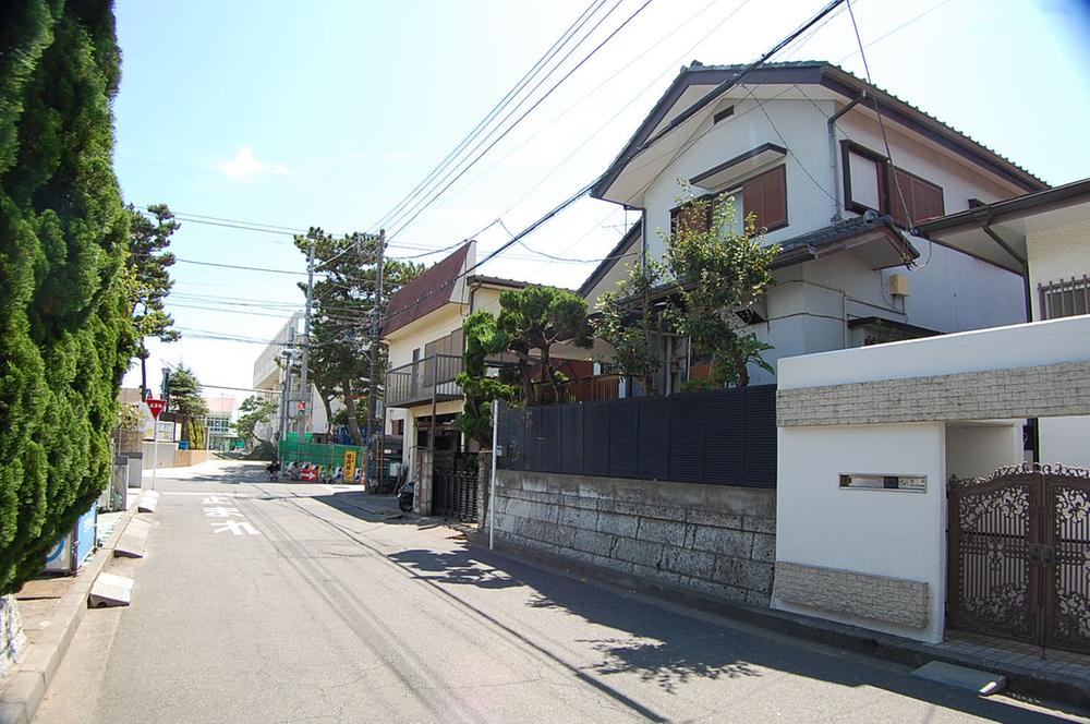 Local photos, including front road. Local (10 May 2013) Shooting