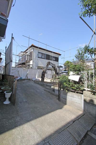 Local photos, including front road. Local (12 May 2013) Shooting