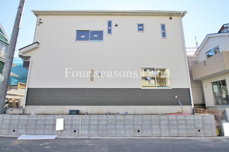 Local photos, including front road. Local (11 May 2013) Shooting Building 2