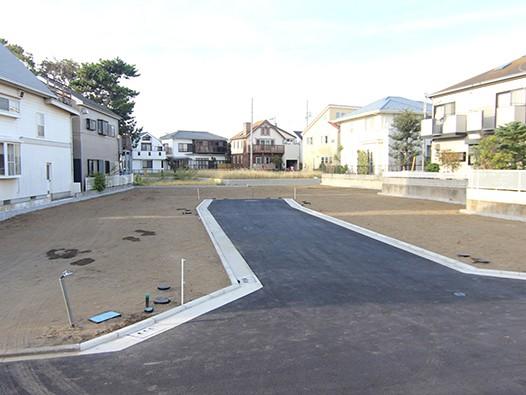Local photos, including front road. Dead-end road, Ideal for playground of water cooler and children