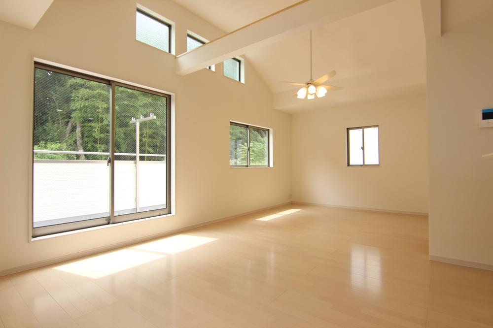 Same specifications photos (living). 4 Building: gradient ceiling living example of construction