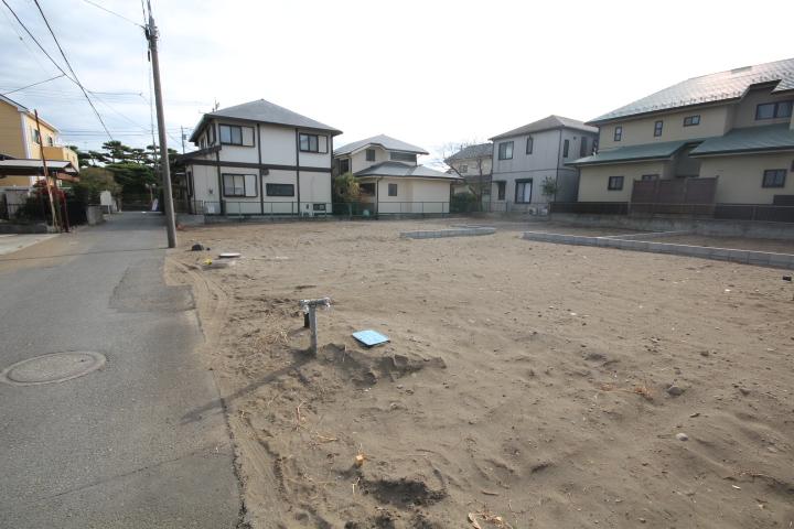 Local photos, including front road. Local (12 May 2013) Shooting