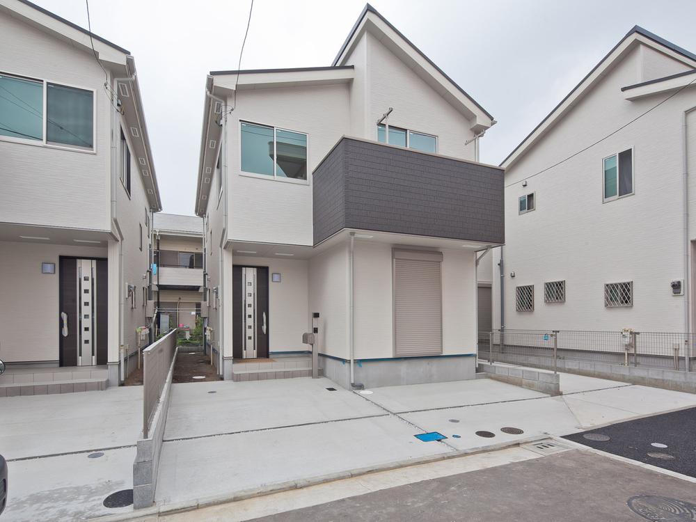 Model house photo. Same house builders construction results