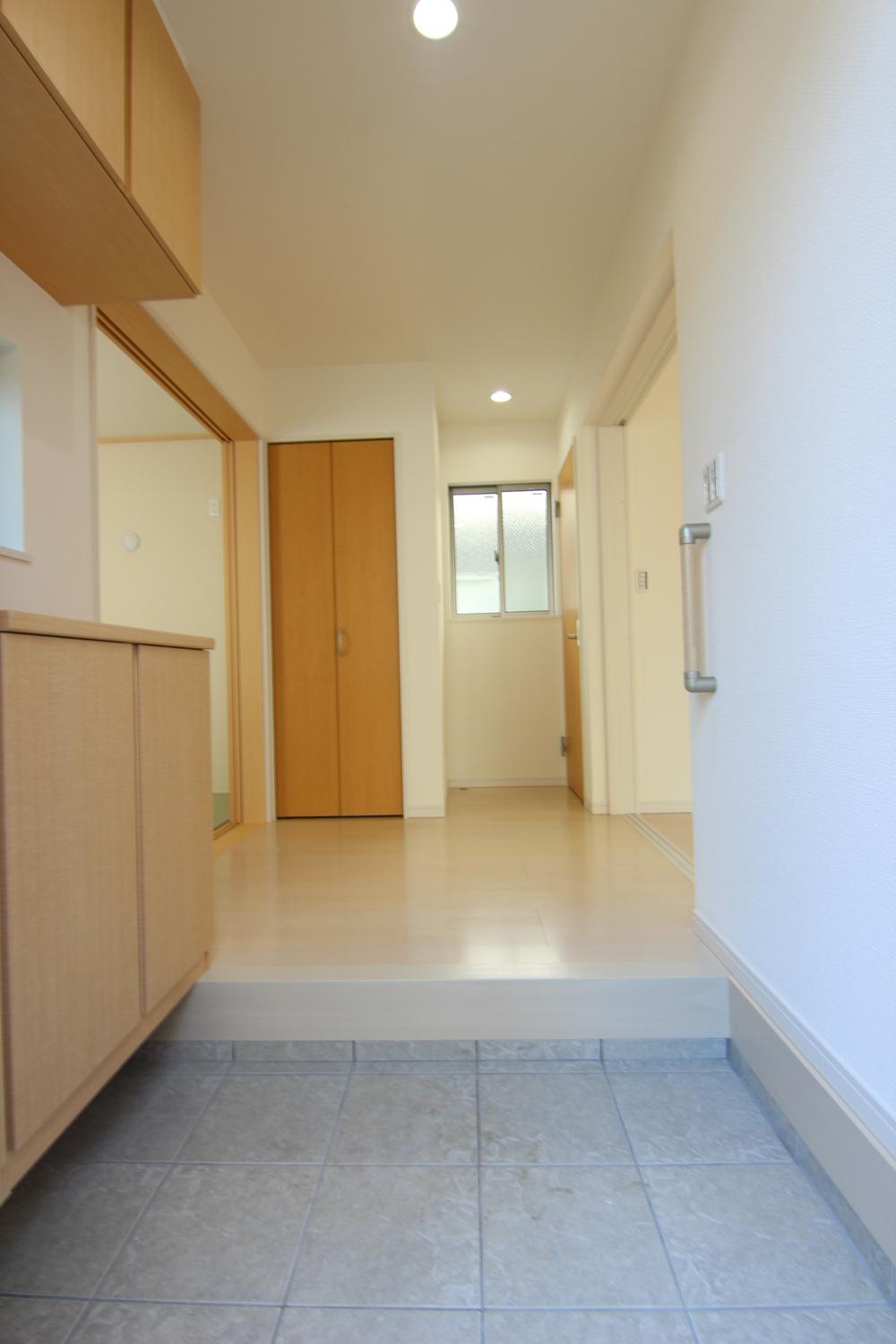 Entrance. ○ 1 Building: entrance ・ Welcome you in the spacious entrance hall.