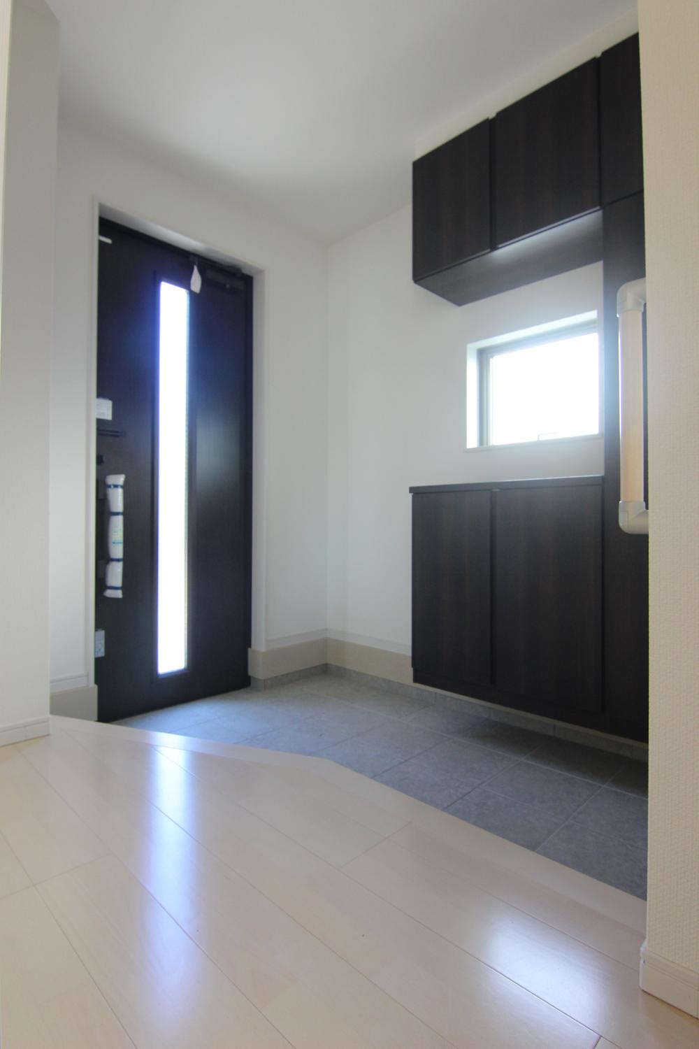 Entrance. ○ 3 Building: spacious entrance ・ Stroller and tricycle, For convenient storage of the golf bag.