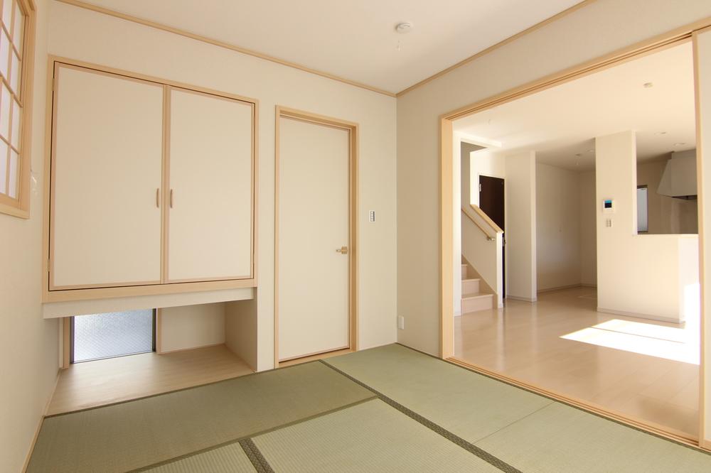 Other introspection. ○ 3 Building: Japanese-style room ・ From the alcove of the housing bottom is we have devised to enter the light from outside.