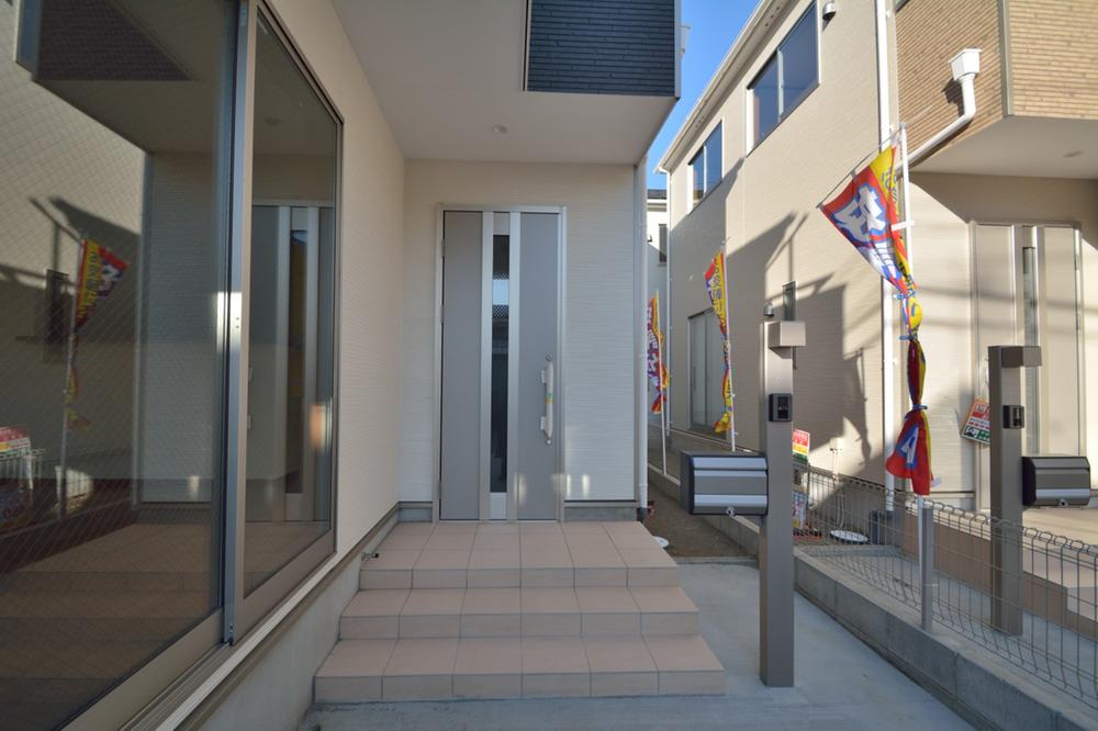 Local appearance photo. Stylish entrance approach