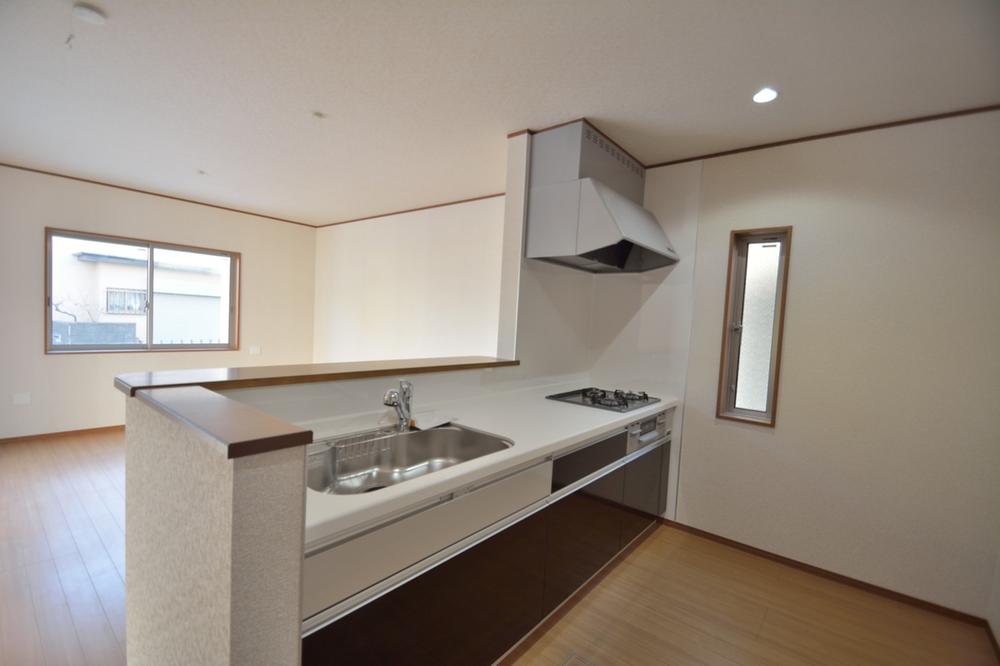 Kitchen. Face-to-face system kitchen (water purifier integrated faucet ・ Stainless steel work top)