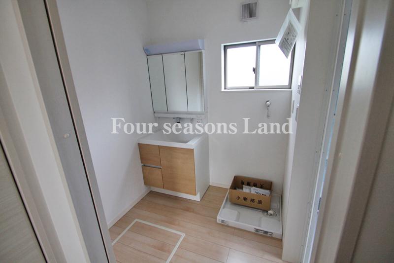 Wash basin, toilet. Indoor (11 May 2013) Shooting