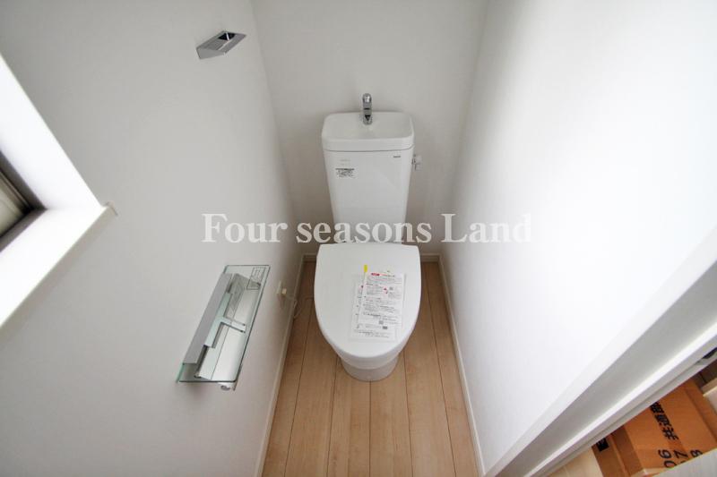 Toilet. Indoor (11 May 2013) Shooting