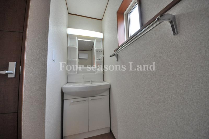 Wash basin, toilet. Indoor (12 May 2013) Shooting