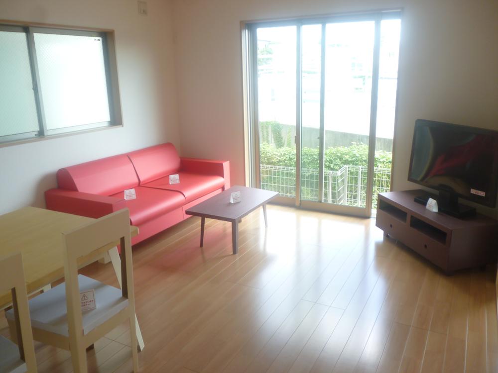 Living. The room is very bright because it does not have a building on the south side