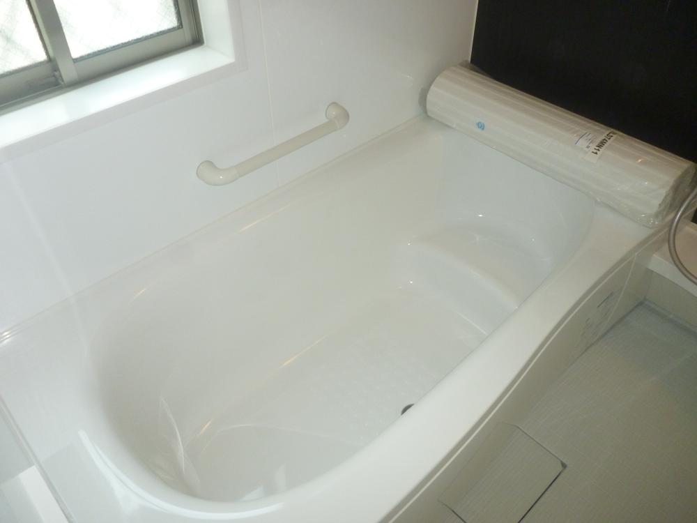 Bathroom. Hitotsubo type unit bus With reheating function Indoor (10 May 2013) Shooting