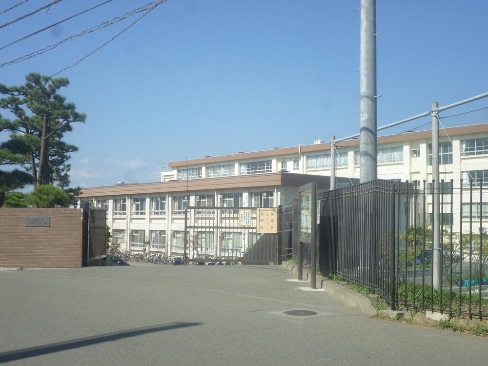 Junior high school. 100m to the pine forest junior high school