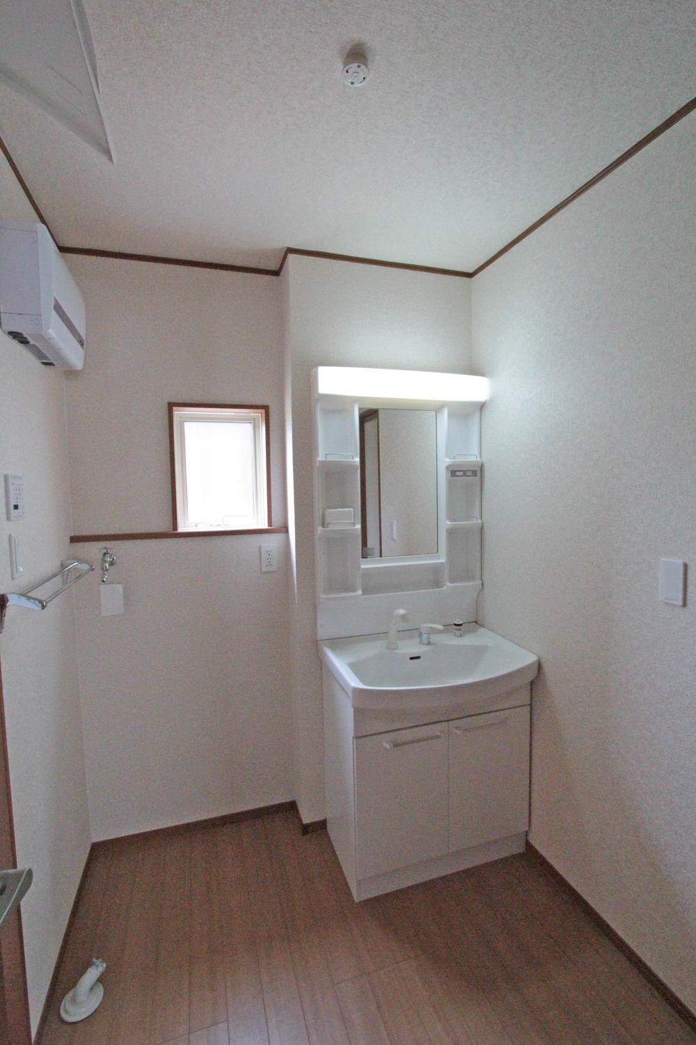 Wash basin, toilet. 4 Building