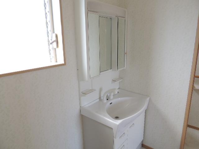 Wash basin, toilet. Indoor (11 May 2013) Shooting