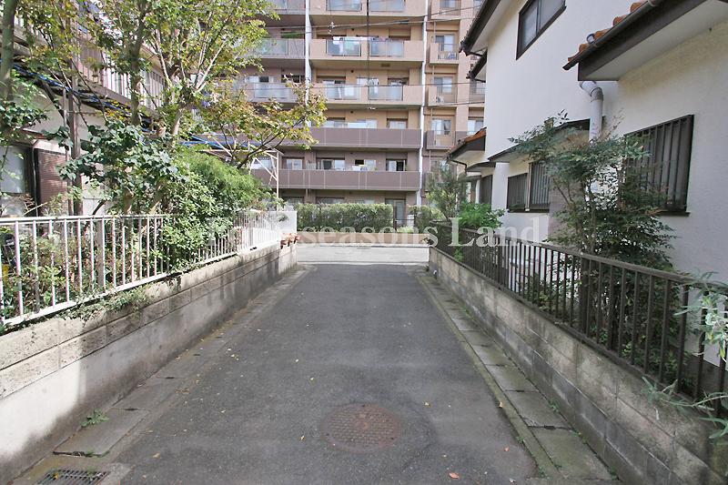 Local photos, including front road. Local (11 May 2013) Shooting